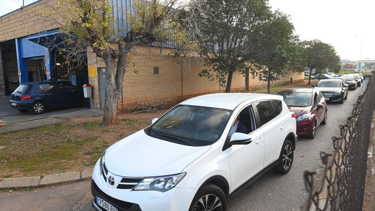 Coches haciendo cola en la ITV de Castelló para pasar la inspección.