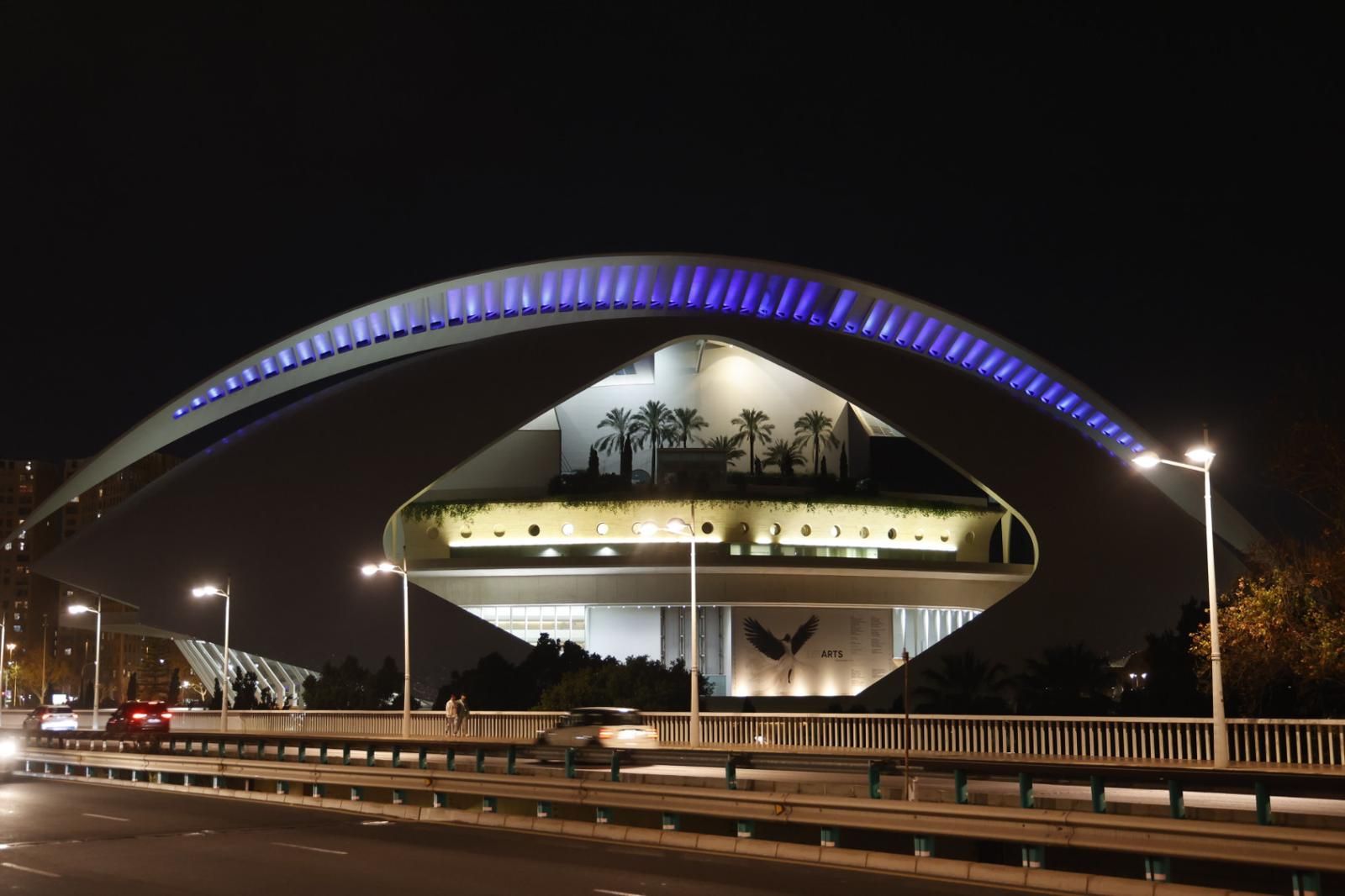 La Ciudad de las Artes se ilumina por el 200 aniversario de la Policía Nacional