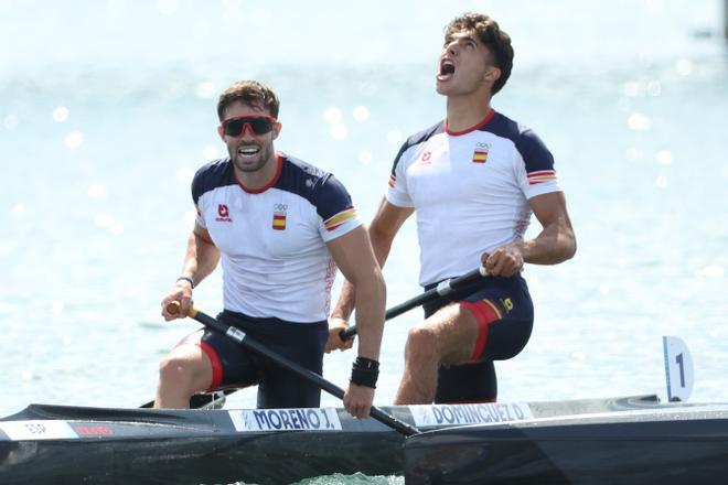 Diego Dominguez y Joan Antoni Moreno celebran su tercer puesto y medalla de bronce en el C-2 500m masculino de piragüismo de los Juegos Olímpicos París 2024.