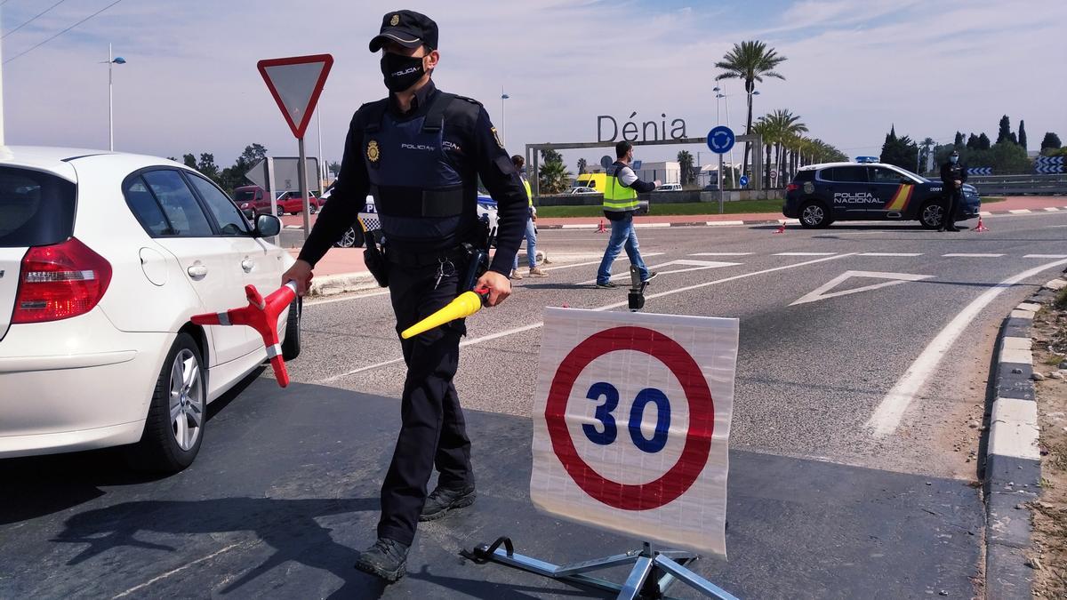 Archivo. Un control de la Policía Local de Dénia