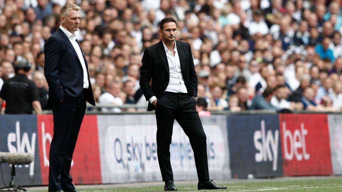 Frank Lampard junto al entrenador del Aston Villa, Dean Smith