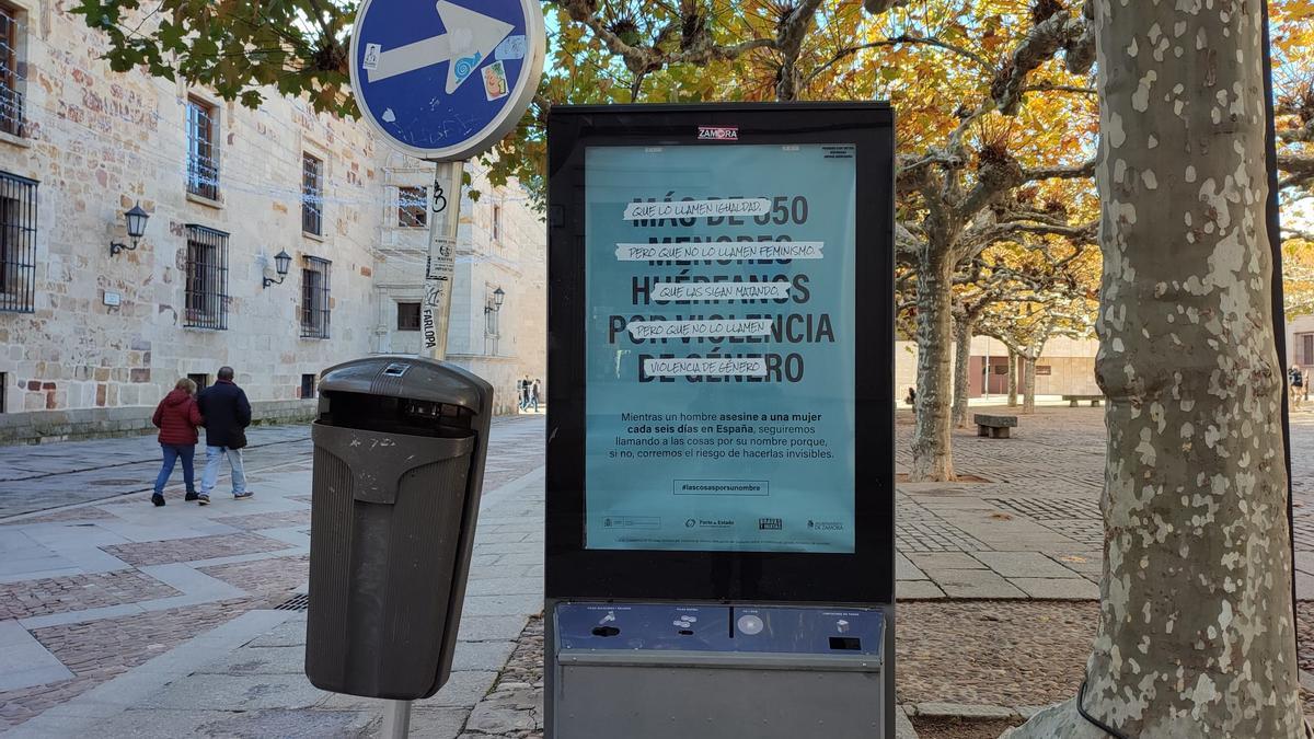Uno de los carteles de la campaña instalado en la plaza de Viriato