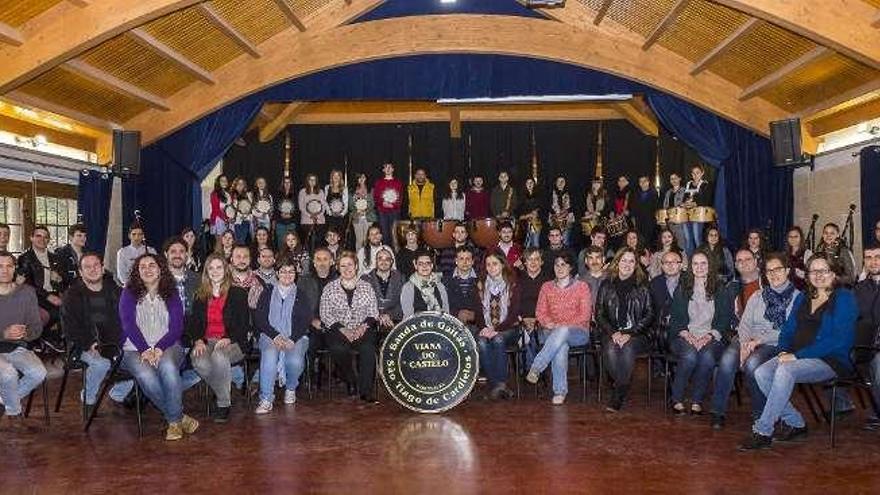 Miembros de la banda de gaitas Sao Tiago de Cardielos, con su director y colaboradores.  // Paxi / E. G.