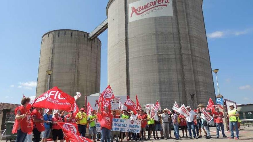 Concentración de trabajadores y sindicalistas ante las instalaciones de la azucarera en Benavente.