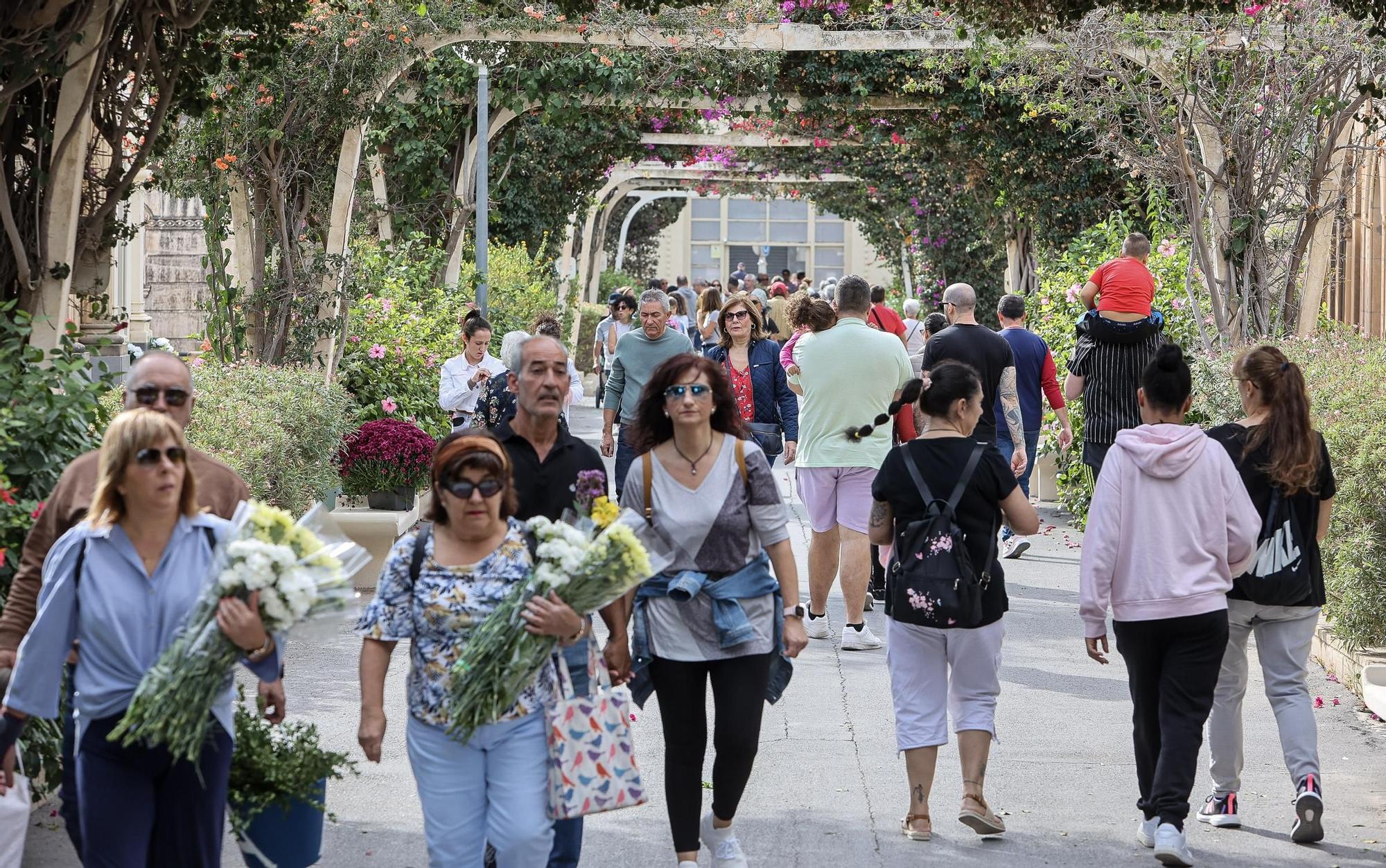 Cementerio de Alicante el día de Todos los Santos