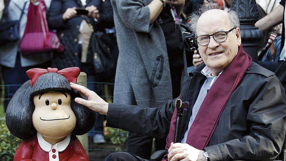 Quino, durante la inauguración de la estatua de Mafalda en Oviedo, en octubre de 2014.