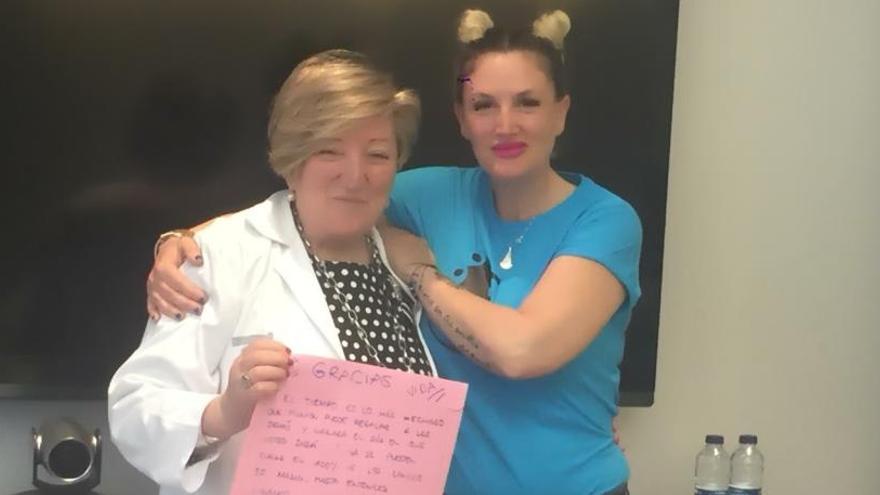 La activista de Xàbia contra el cáncer dona mil euros al Incliva de la oncóloga Ana Lluch