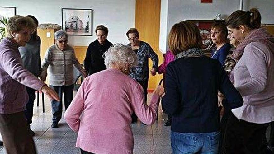 Els padrins de l&#039;Espai Social puigcerdanès durant un taller de sardanes