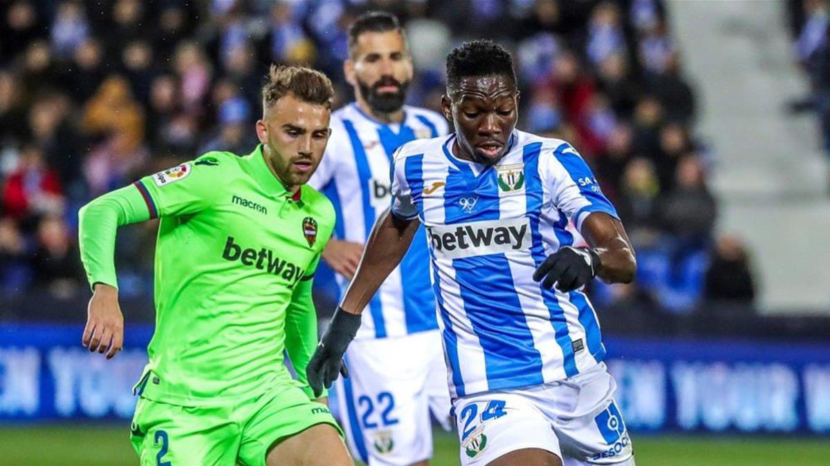 Omeruo y Borja Mayoral, durante el transcurso del duelo citado.