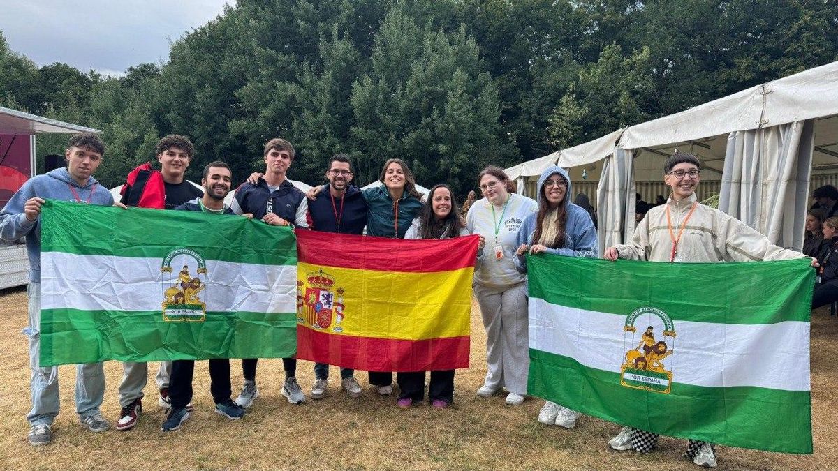 Jóvenes cordobeses en el campus.