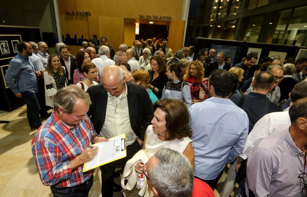 Multitudinaria presentación del teleférico proyectado sobre Benidorm