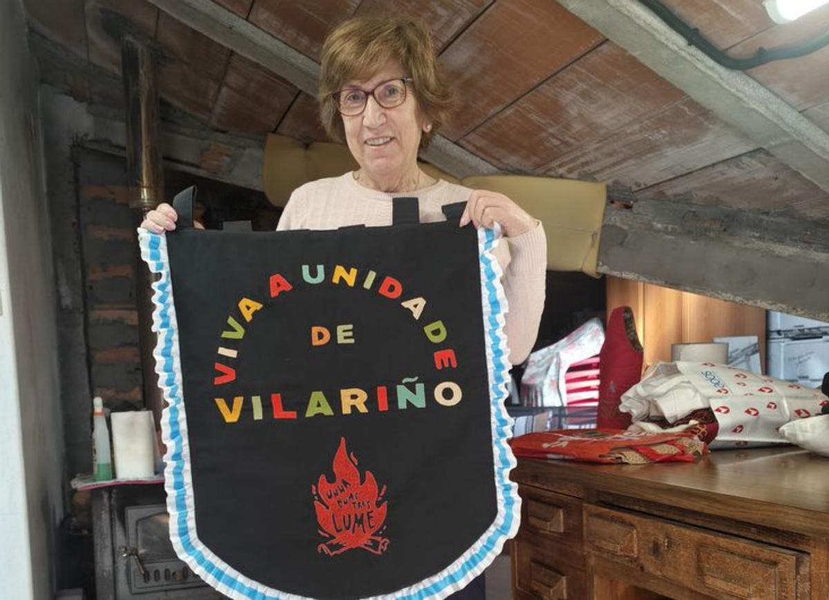 La vecina de Vilariño, con el estandarte que diseñó para el entroido del barrio. | FdV