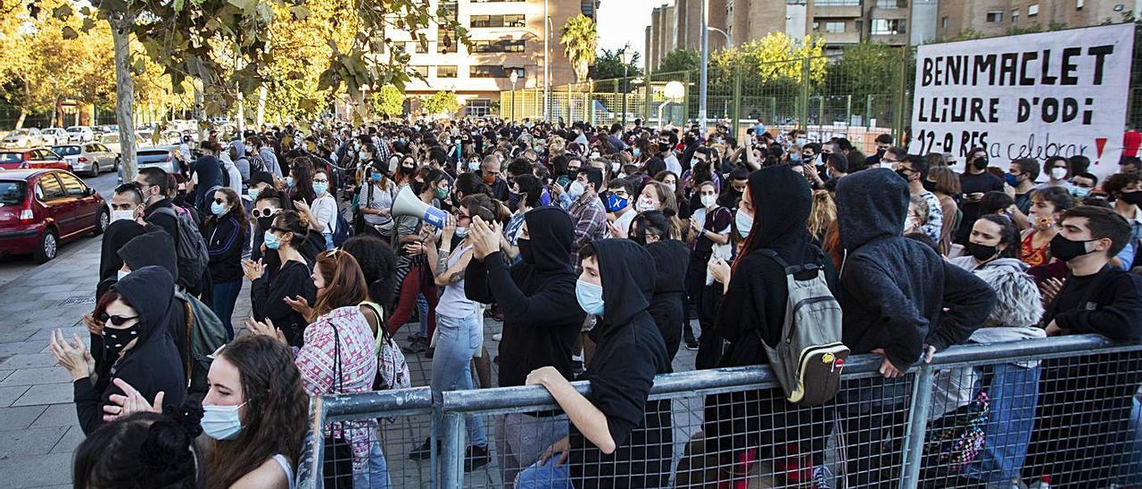 Concentración contra la marcha ultra del 12 de octubre en Benimaclet.  | GERMÁN CABALLERO