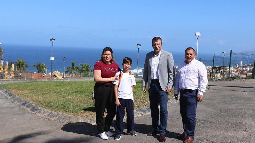 Manuel Domínguez, Macarena Hernández, Domingo García y el pequeño Hugo Pérez García en la visita a la zona donde se ubicará el parque de educación vial de Los Realejos.