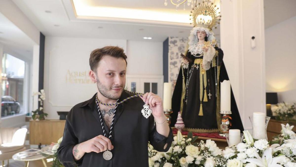 Agustín Hernández en su peluquería.