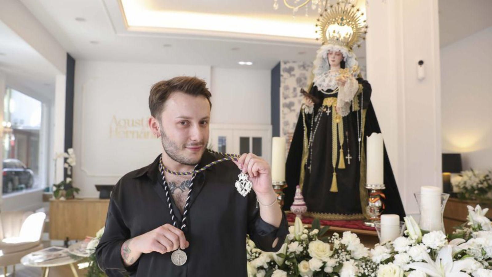Agustín Hernández en su peluquería.