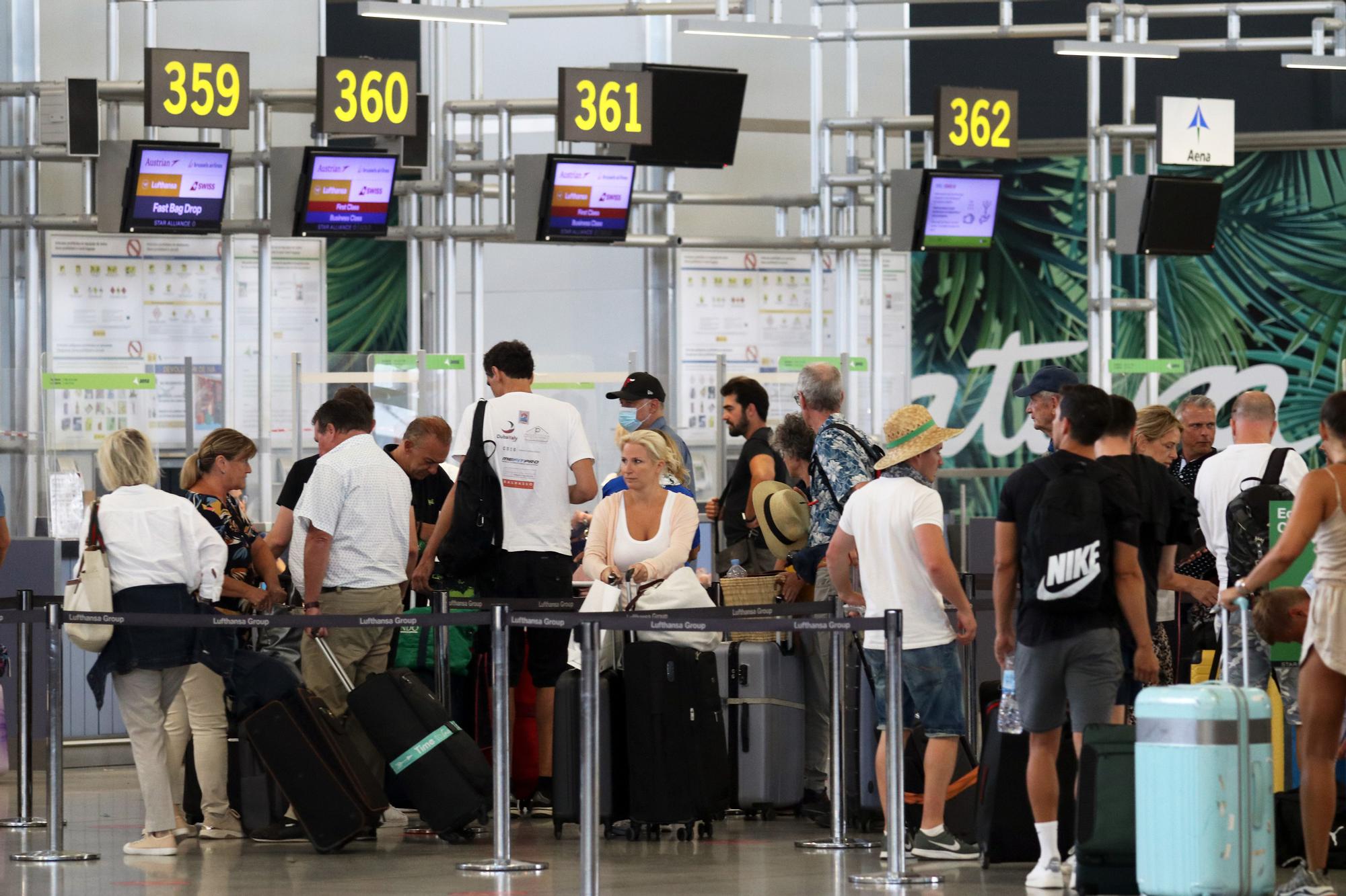 Salida de pasajeros en el inicio del verano en el aeropuerto de Málaga.