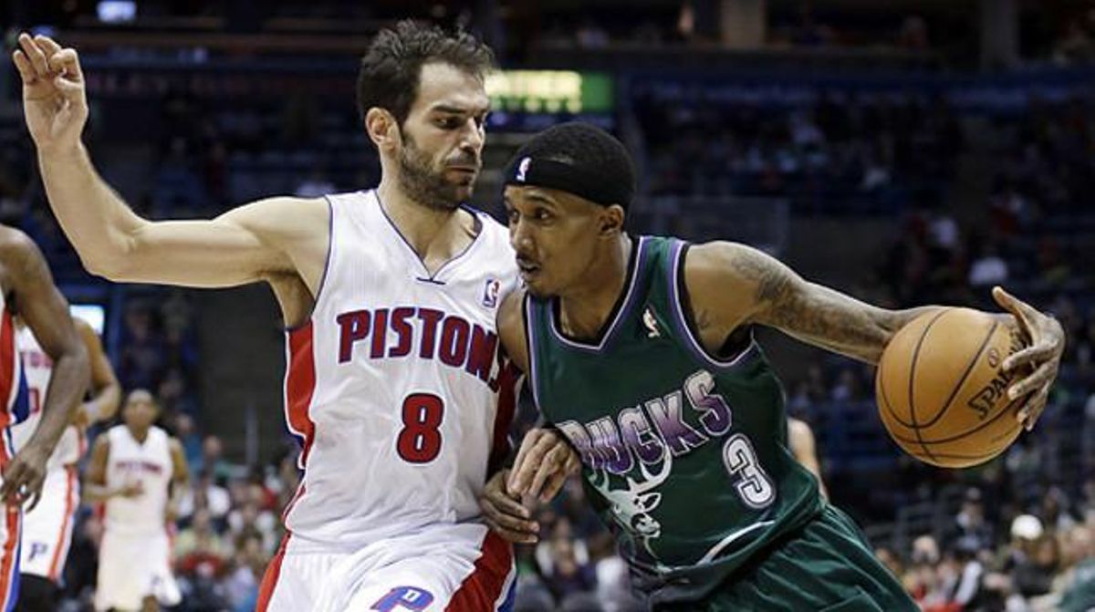 José Manuel Calderón intenta aturar l’avanç de Brandon Jennings.