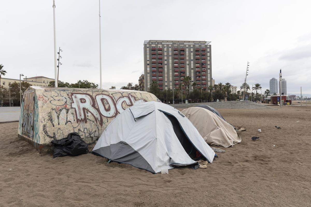 Algunas de las tiendas montadas en la playa, el pasado lunes bajo la lluvia.