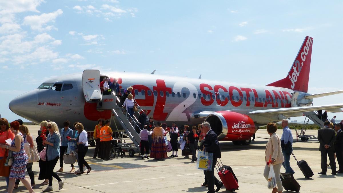 Pasajeros desembarcan de un avión procedente de Glasgow en Tenerife.