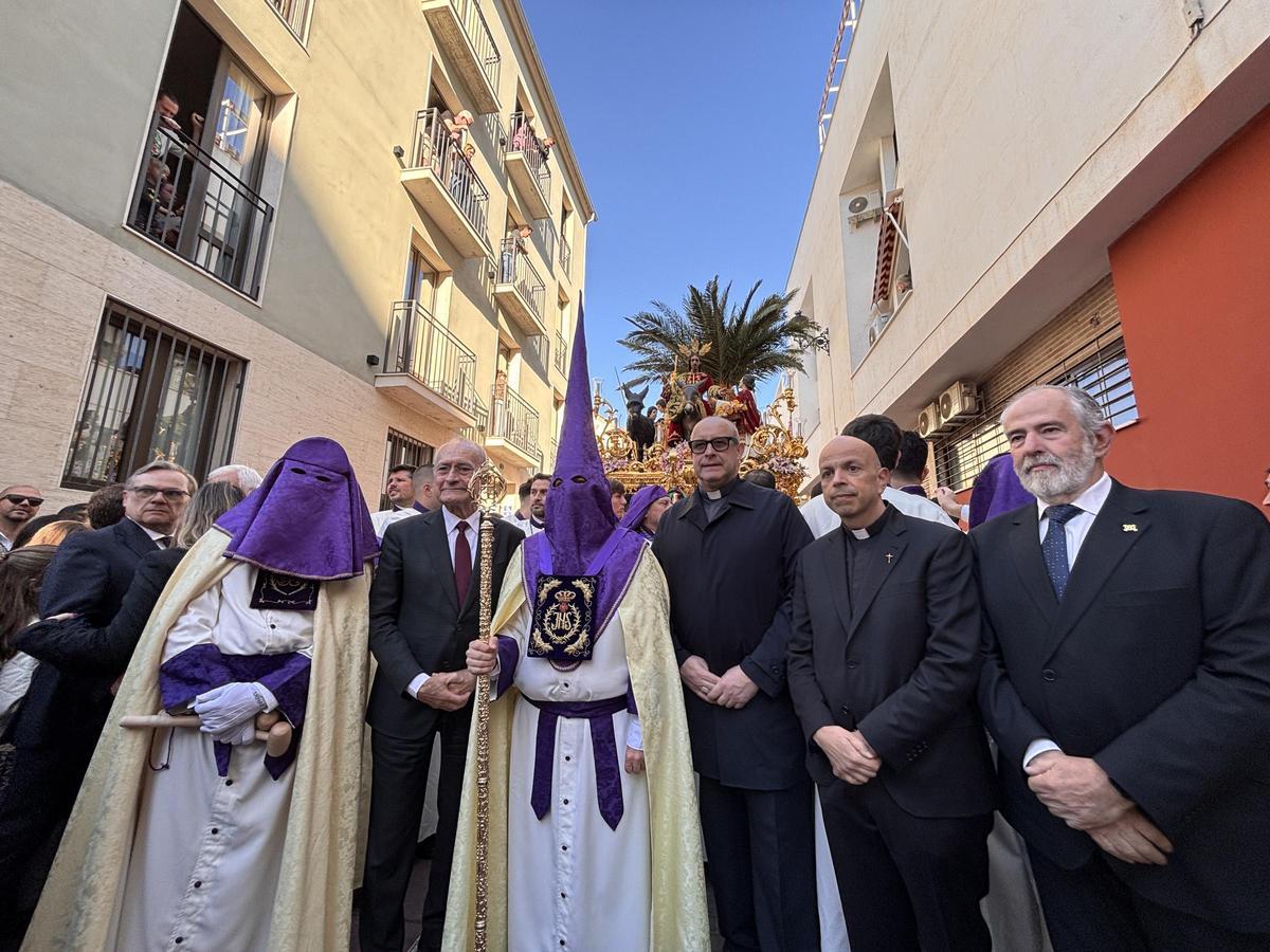 El alcalde, Francisco de la Torre; el obispo Satué; y el presidente de la Agrupación, José Carlos Garín, en la salida de la Pollinica.