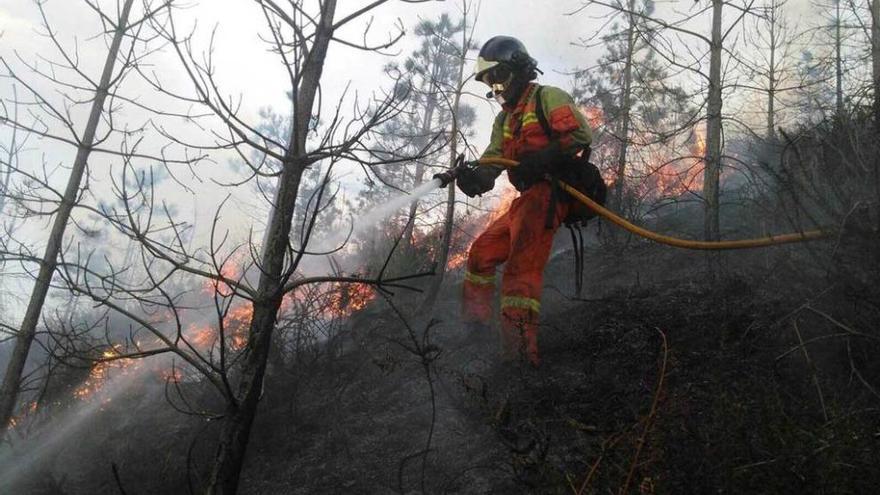 Un bombero en Aballe, en plena labor, el pasado diciembre, en un incendio.