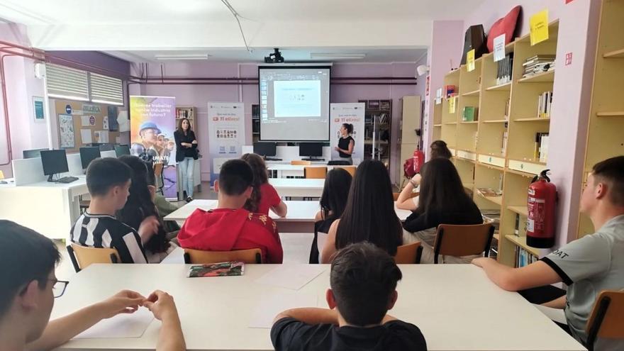 Charla en un colegio para fomentar la incorporación de los jóvenes en la construcción. |   // F. L. C.