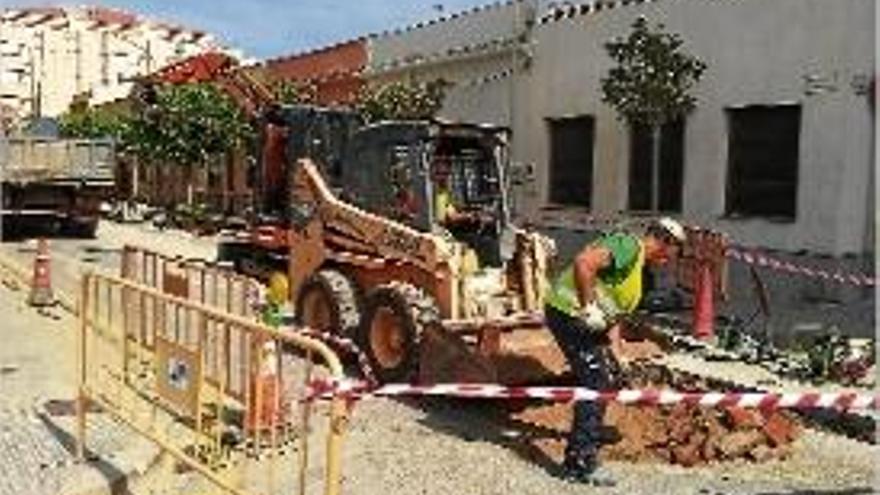 Imatge de les obres que es van iniciar ahir al carrer de la Riera d&#039;Aubi.