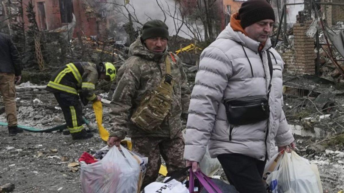 Uns residents deixen casa seva a Kíiv després d’un atac rus que ha destrossat diversos edificis, ahir.