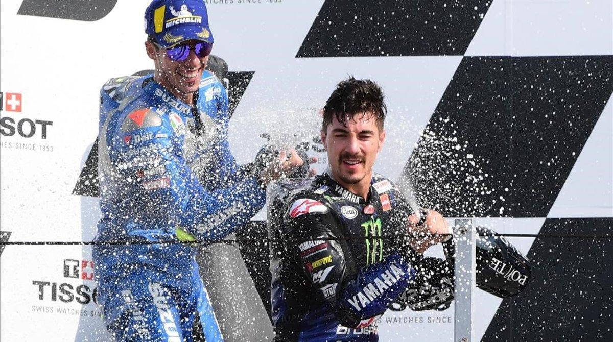 joan Mir (Suzuki, 2º) y Maverick Viñales (Yamaha, 1º), ayer, en el podio de Misano.