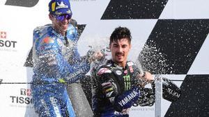 joan Mir (Suzuki, 2º) y Maverick Viñales (Yamaha, 1º), ayer, en el podio de Misano.