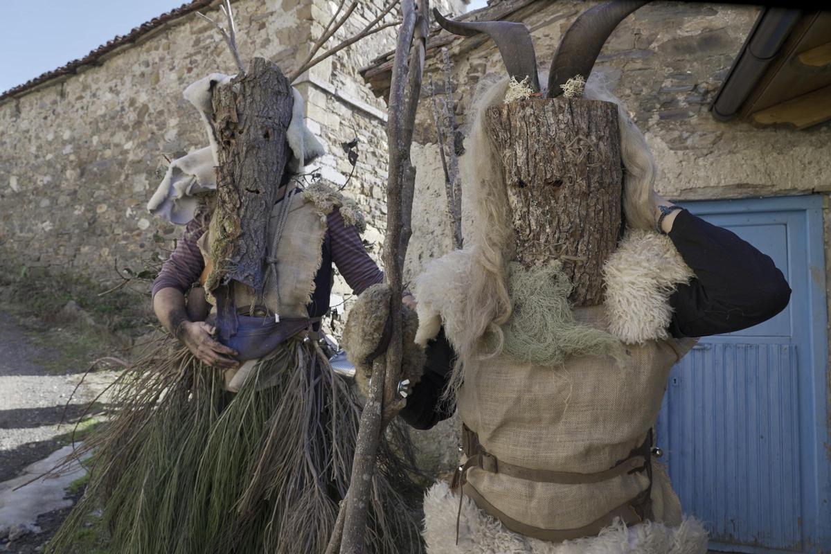 Celebración del antruejo de Los Caretos en Villalfeide (León)
