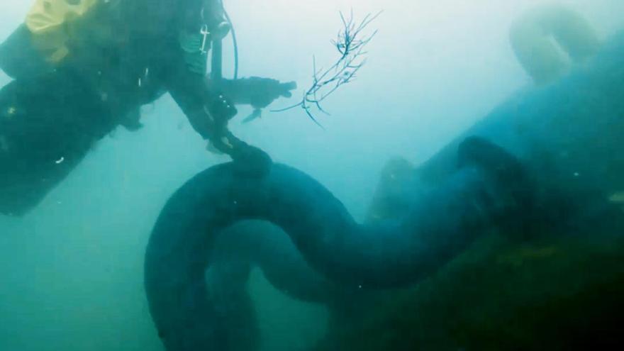 Fracasa el rescate en Camariñas del narcosubmarino al hundirse la proa a 500 metros del puerto