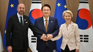 El presidente de Corea del Sur, Yoon Suk Yeol, saluda al presidente del Consejo Europeo, Charles Michel, y la presidenta de la Comisión, Ursula von der Leyen, este lunes en Seúl.