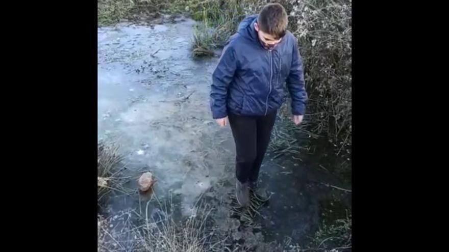 Los niños de Tola, en Aliste, desafían al hielo.