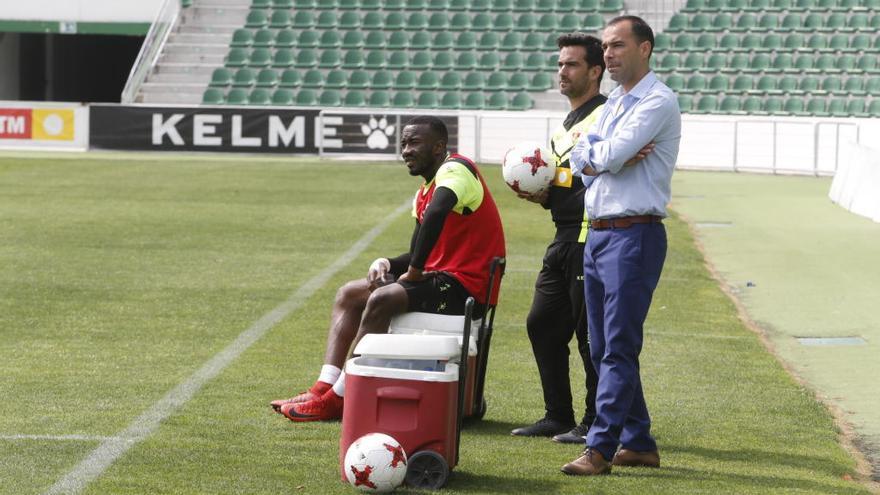 Neyder presencia el entrenamiento al lado de Cordero y Sempere.