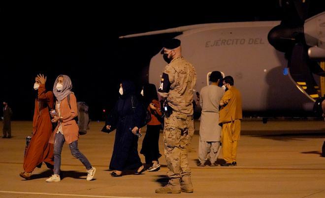 Llegada del primer avión con españoles y afganos evacuados de Afganistán