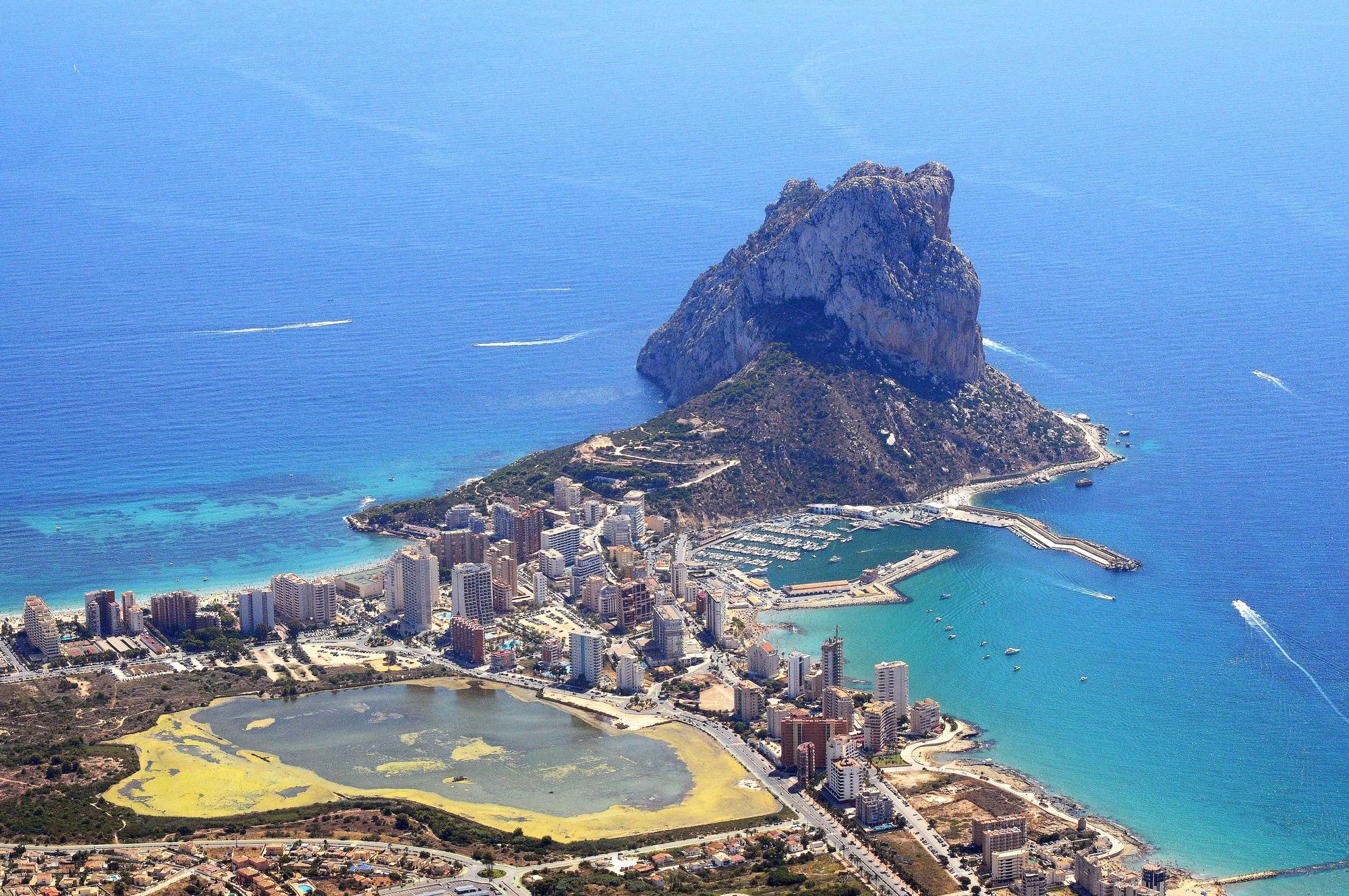 Bajo la atenta mirada del majestuoso Peñón d'Ifach se encuentra la localidad de Calp, con esencia de pueblo de pescadores, es uno de los rincones más bellos de la costa alicantina. Calp es playa pero también historia, nada mejor para pasar unos días de descanso.