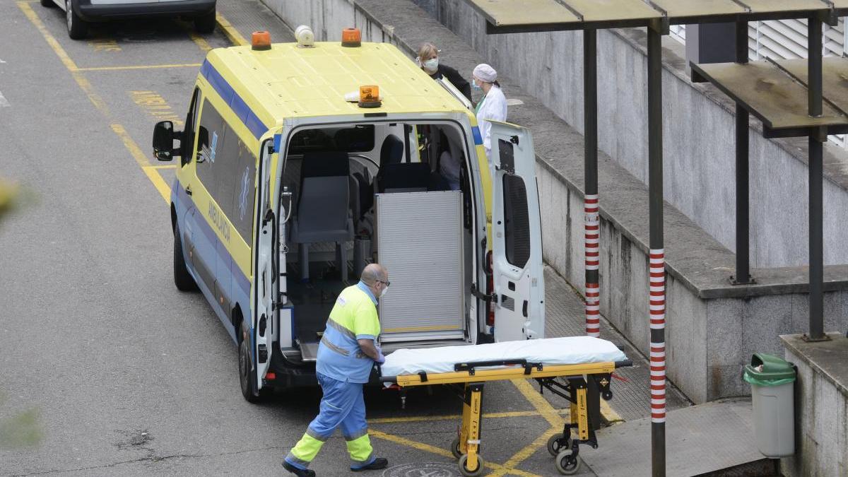 Una ambulancia a las puertas de Urgencias en Montecelo. // G. Santos