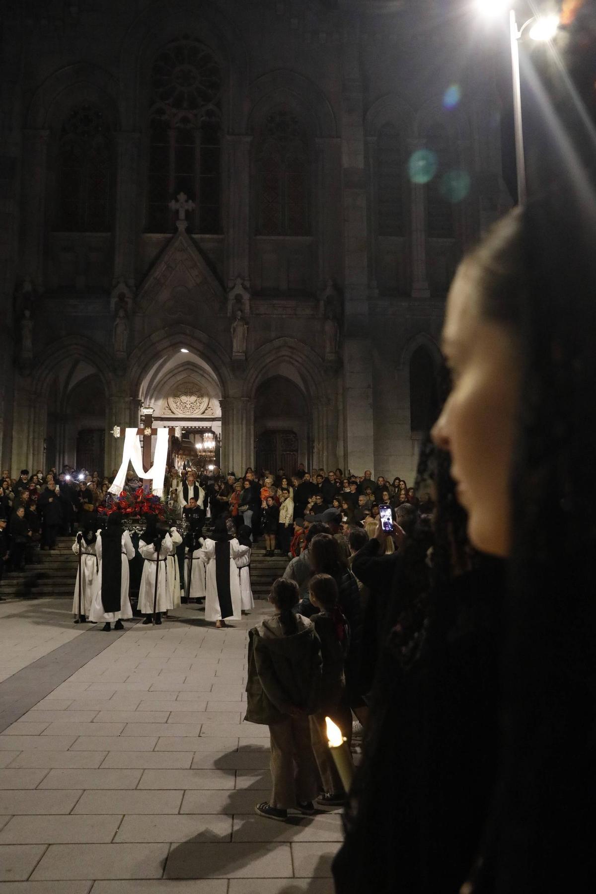 EN IMÁGENES: Emocionante procesión de la Soledad el Viernes Santo en Avilés