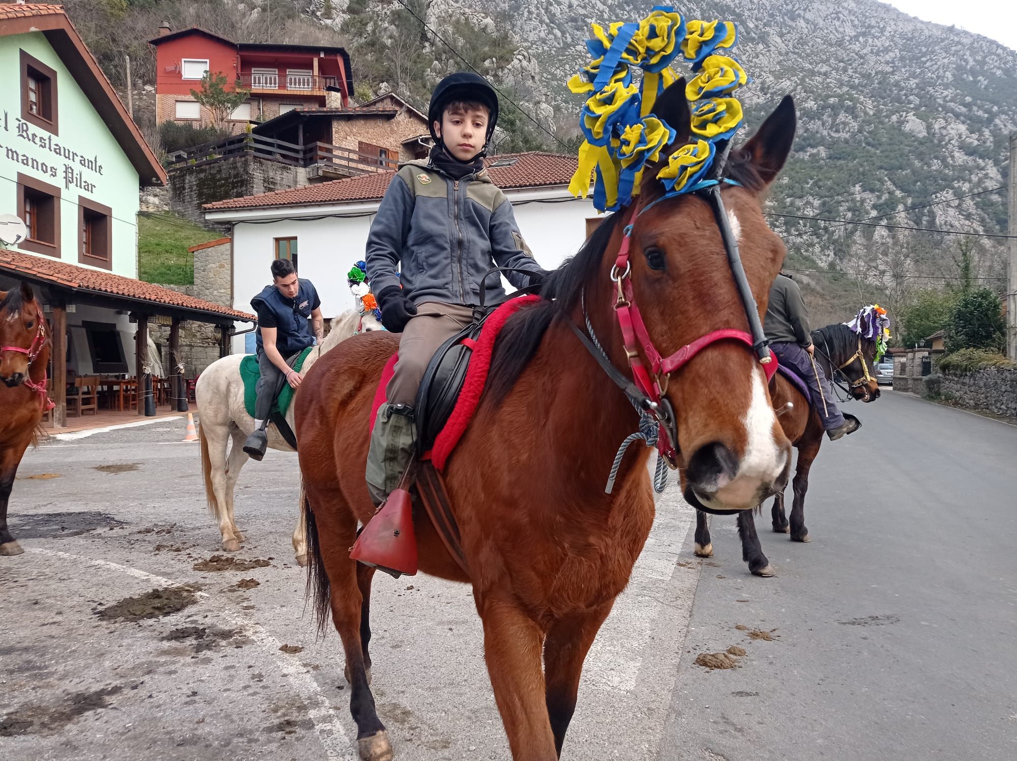 Doce mozos de Sellaño salen a caballo a pedir El Aguinaldo