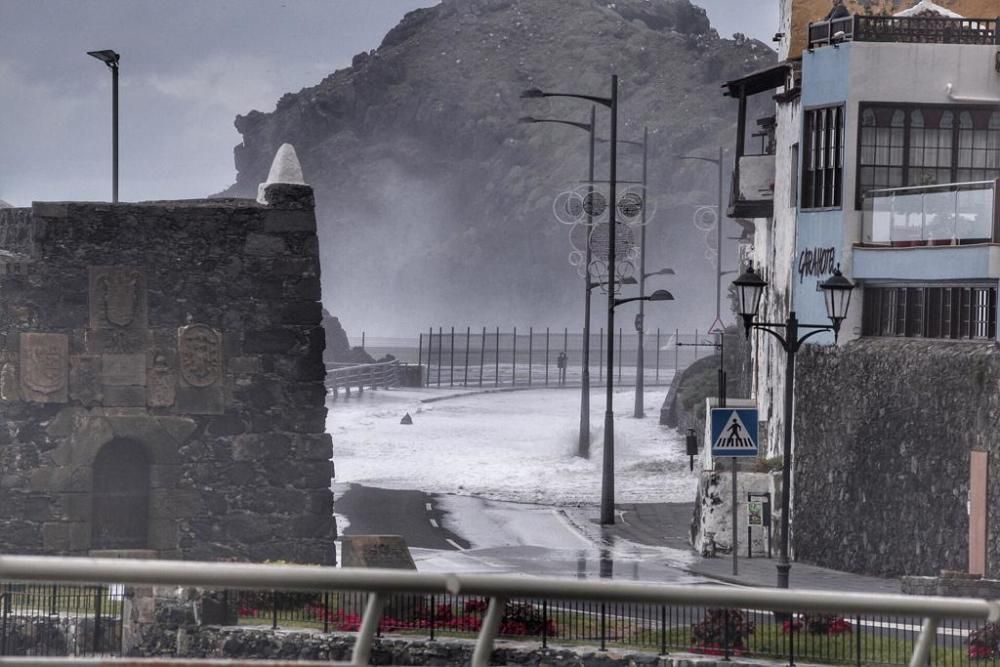 El oleaje llega a la Avenida Marítima de Garachico