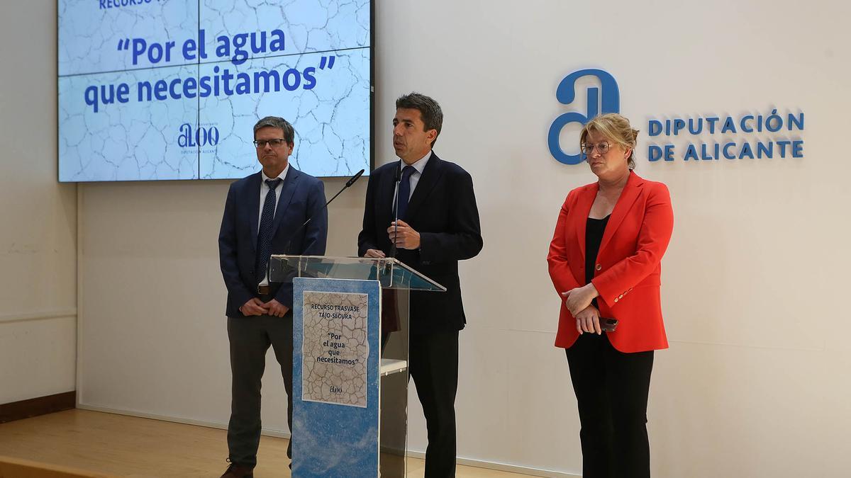 Carlos Mazón en abril, cuando era presidente de la Diputación de Alicante, informando del recurso presentado contra el recorte del trasvase Tajo-Segura.