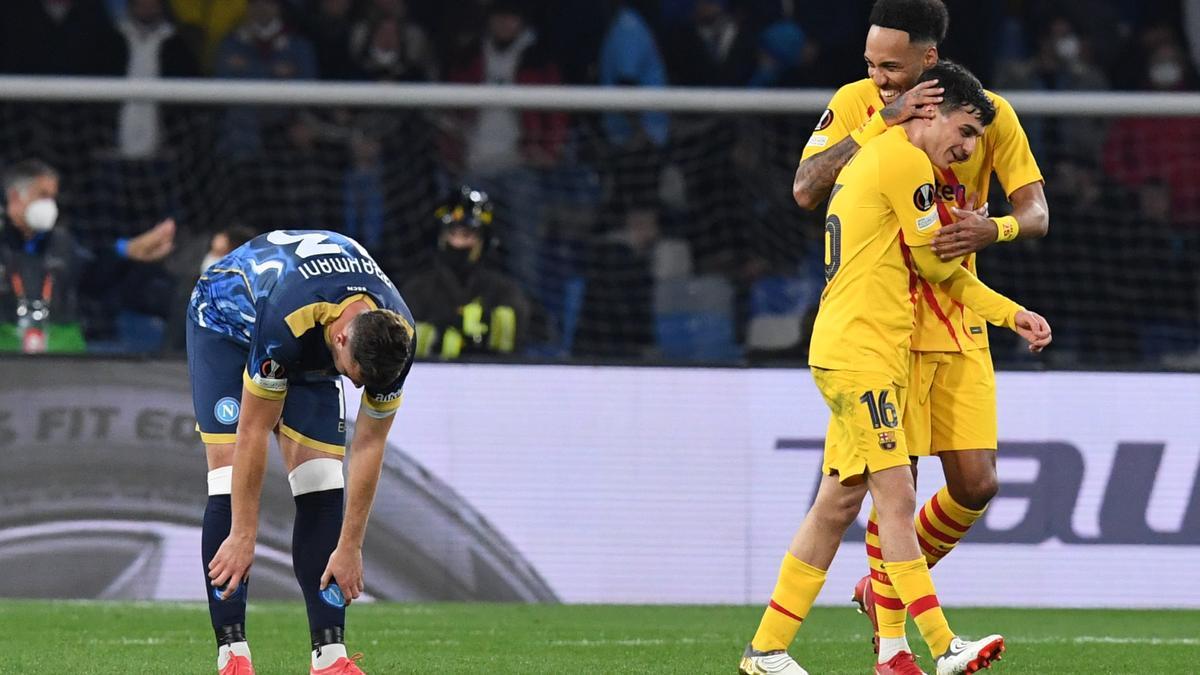 Aubameyang celebra su gol al Nápoles con Pedri.