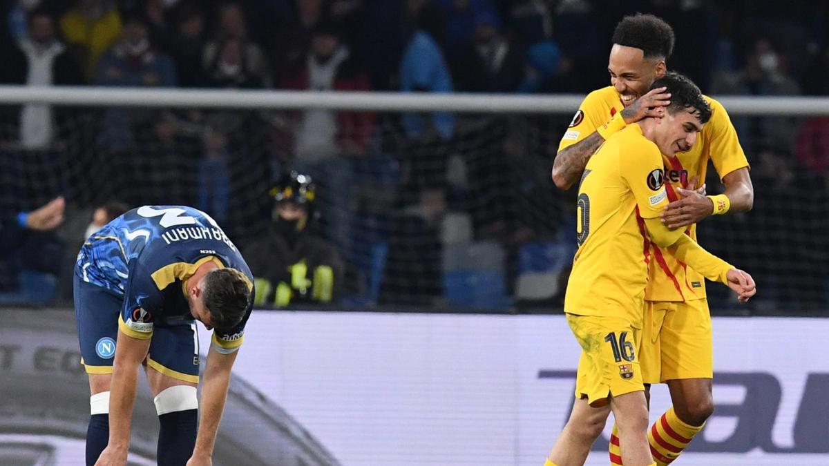 Aubameyang celebra su gol al Nápoles con Pedri.