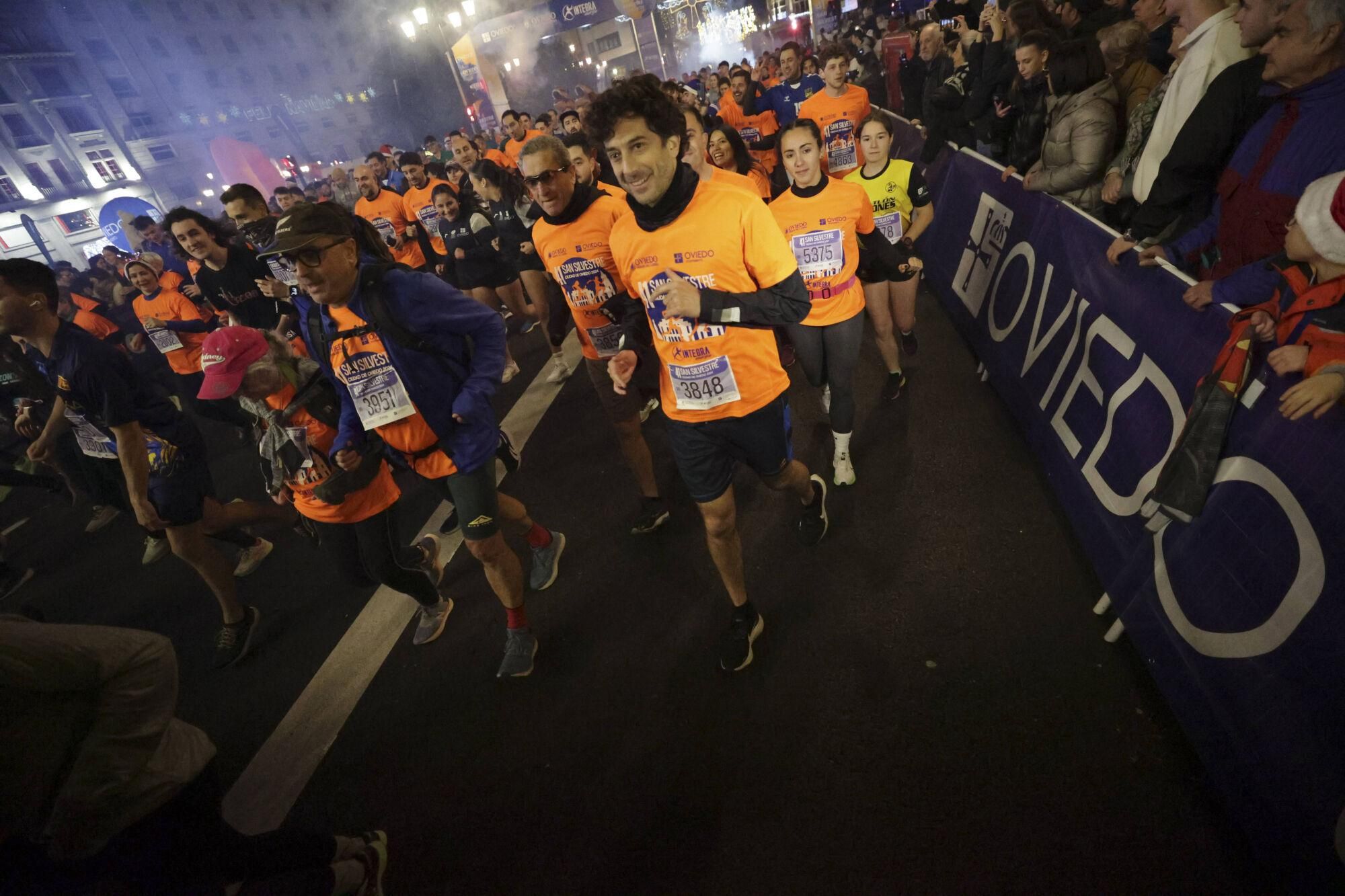 EN IMÁGENES: Alejandro Onís y Mariam Benkert saltan del segundo al primer puesto en la San Silvestre de Oviedo
