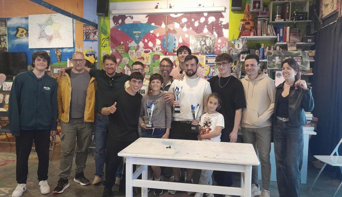 Foto de familia de varios ganadores y otros participantes. | | FOTOS: ASSOCIACIÓ AMICS DELS ESCACS