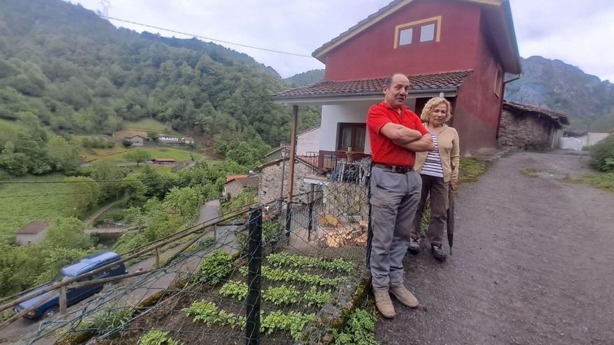 Jesús Testón y su mujer Celia Testón, en Pendones, con la casa de Solange al otro lado del valle. | D. M.