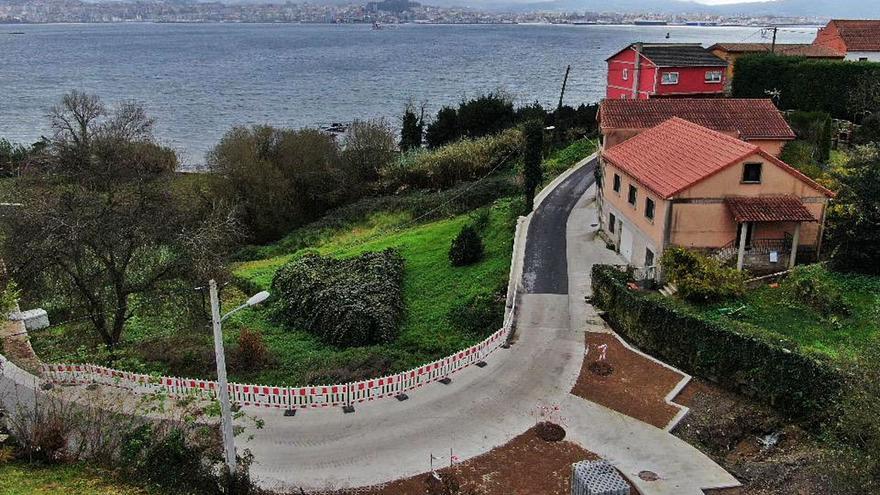 Vista aérea del nuevo aspecto del Camiño Real por la franja costera de Tirán, con la ría de Vigo al fondo. | // MAURO BERNÁRDEZ