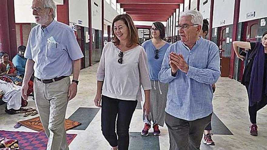 Armengol con Jordi Folgado y Ferran AguilÃ³ en el centro hospitalario.